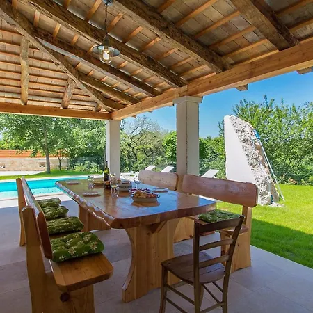 Ladonja Hébergement de vacances *